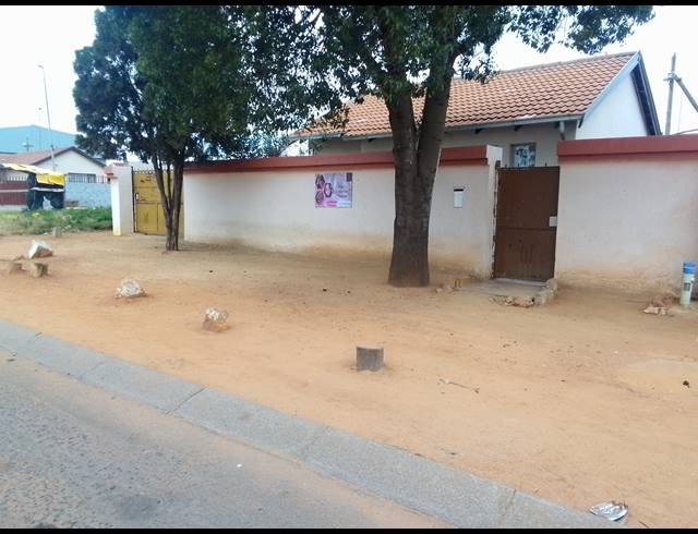 2 BEDROOM FREEHOLD FOR SALE IN KAGISO